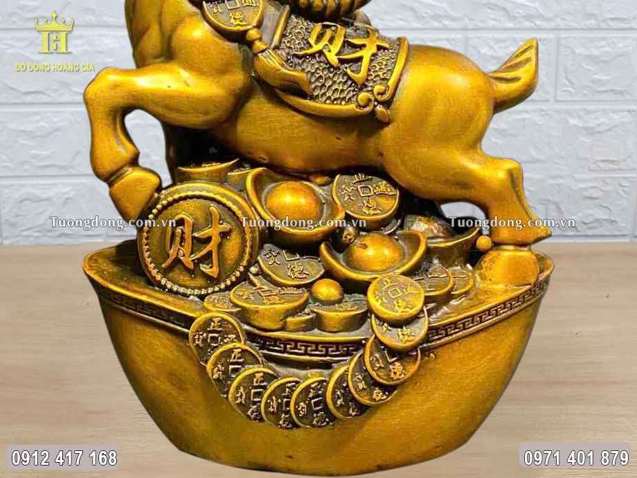 Nhiều nén kim nguyên bảo được xếp chồng lên nhau